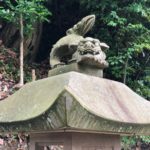 熊野神社/西川津町【灯篭の上の狛犬】